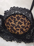 A Set of Black Sexy Lingerie, Featuring Leopard Print and Floral Patterns. The Lace Design Combines Charm with Sexiness ZA825182