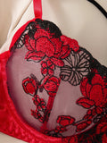 A Set of Sexy Red Lingerie, Including a Bra and Panties with Daisy Patterns, as Well as a Comfortable Home-Style ZA825127